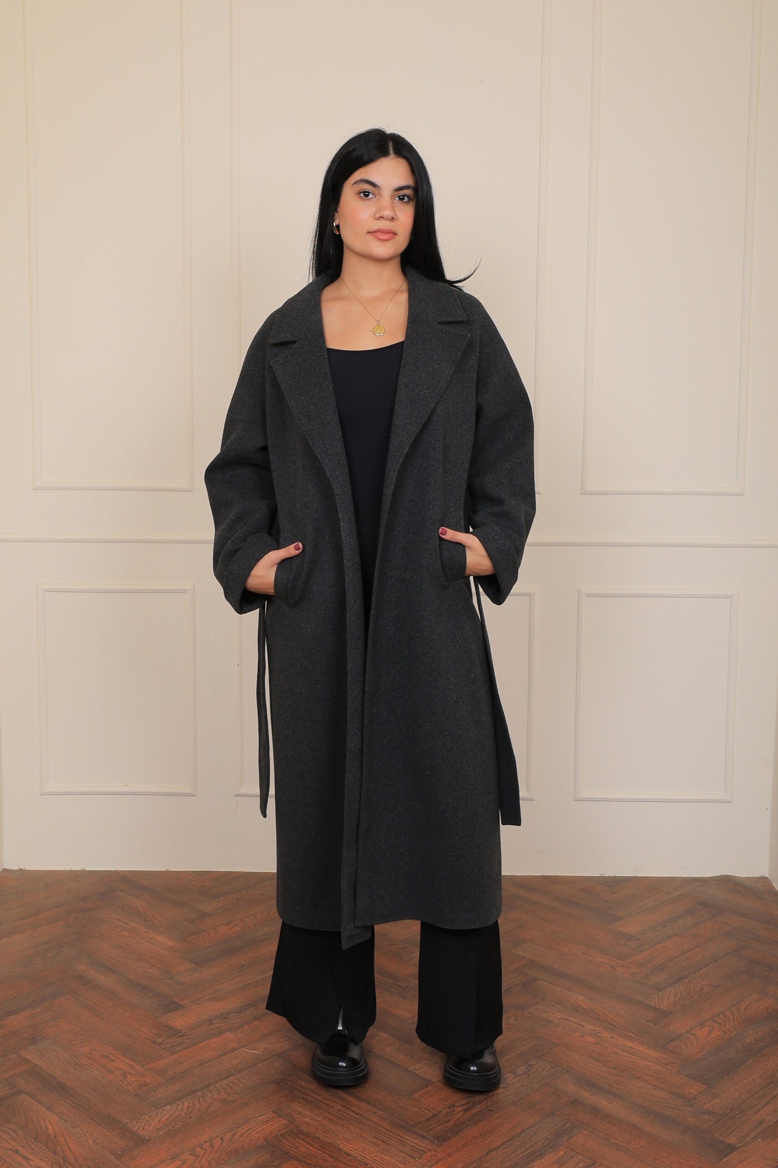 معطف رمادي غامق